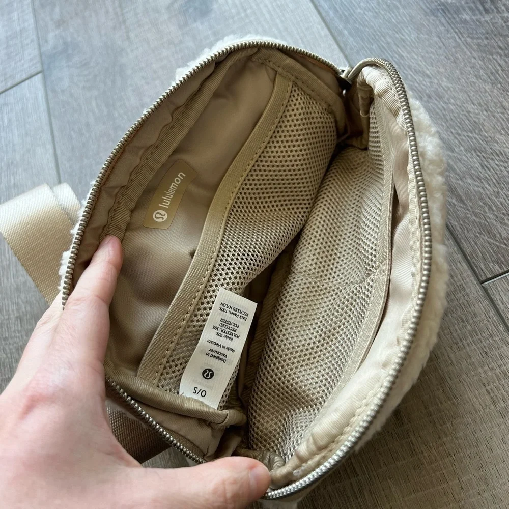 Lululemon Everywhere Belt Bag *Fleece in Natural/Ivory/Trench
